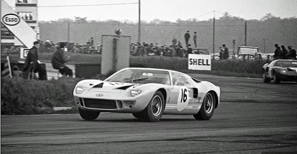 Произведени: 105 бройки

Цена като нов/сега: &pound;5200/&pound;2 500 000

Ford GT40 се смята за американска мускулеста кола, но произходът му е съвсем различен. Ниско разположеният състезател всъщност е проектиран и произведен в Обединеното кралство. Дело е на шефа на Lola - Ерик Броуди. Той смесва най-доброто от британското ноу-хау в моторните спортове с изцяло американски 4,7-литров V8 мотор.  Поръчан от шефовете на Ford в САЩ да се състезава под американския флаг, за да спре доминацията на Ferrari в изтощителното 24-часово състезание на Льо Ман.

Трудното му управление означаваше, че ранните автомобили не бяха твърде успешни. Но промените, инспирирани от американския състезател Карол Шелби и британския ас Кен Майлс го превърнаха в страхотна кола, която взе четири последователни победи в Льо Ман между 1966 и 1969 година.